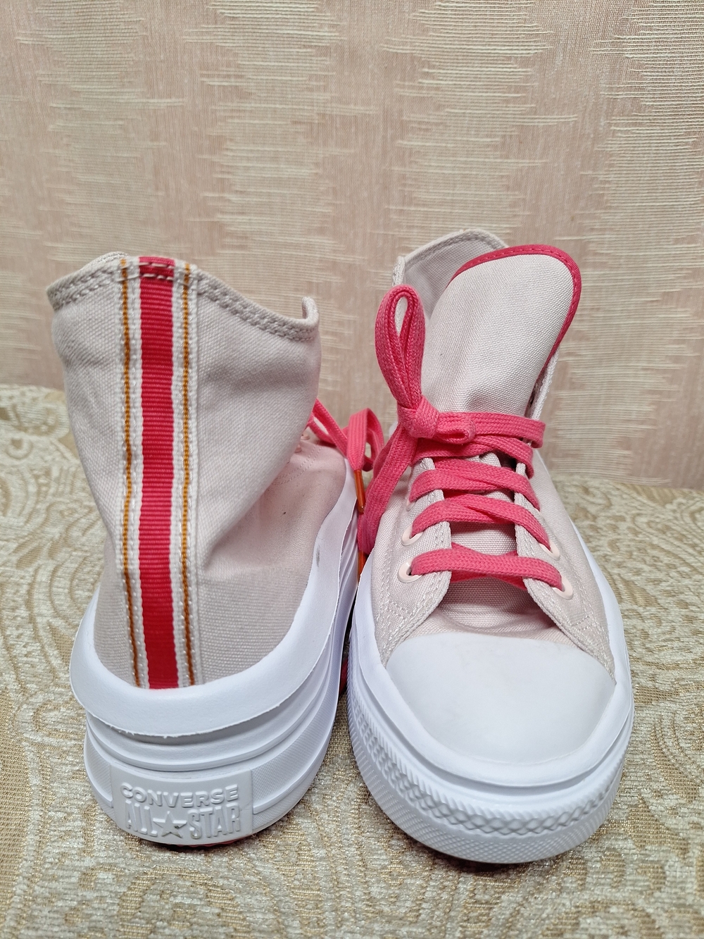 N W/O B Converse Womens Pink Canvas High-Top Sneakers with Hot Pink Laces Size 8